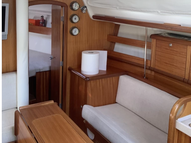 Pronajmout si Delphia Delphia 33 v Piso Livadi