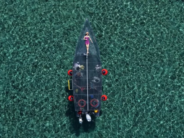 Pronajmout si Custom Made Clear boat v Kerí