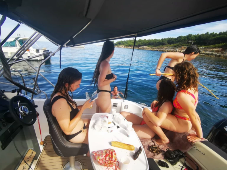 Pronajmout si B2 Marine Ws 702 v Vieux Port Golfe-Juan