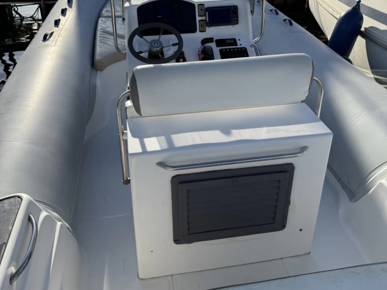 Pronajmout si Capelli Tempest 750 Top v Solenzara