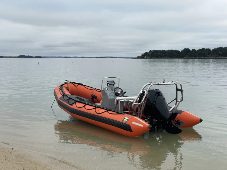 Pronájem Polotuhá loď Zodiac s licencí