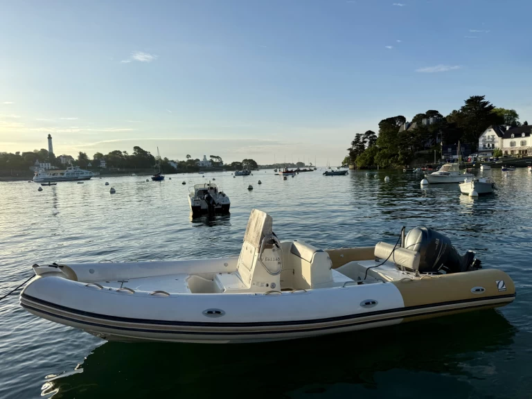 Pronájem Polotuhá loď v Port de Sainte-Marine -Zodiac Medline 740