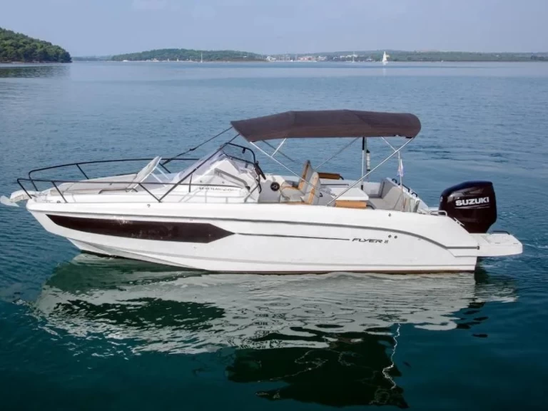 Pronájem Motorová loď Bénéteau s licencí