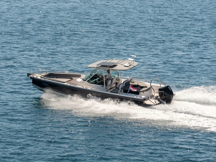 Pronájem Motorová loď Axopar s licencí