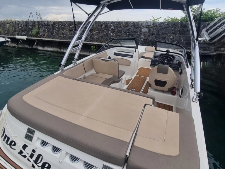 Pronájem Motorová loď Bayliner s licencí