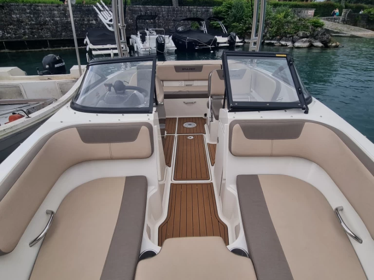 Bayliner VR5 jednotlivci a charterové společnosti v Amphion-les-Bains