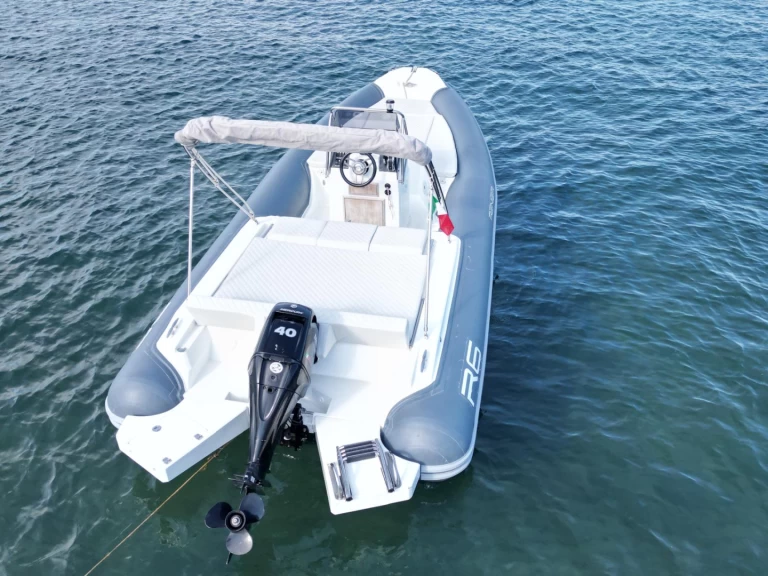 Pronájem Polotuhá loď Renier s licencí