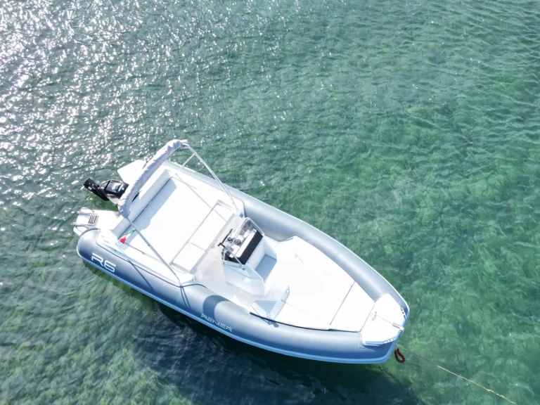 Polotuhá loď k pronájmu v Panarea za nejlepší cenu