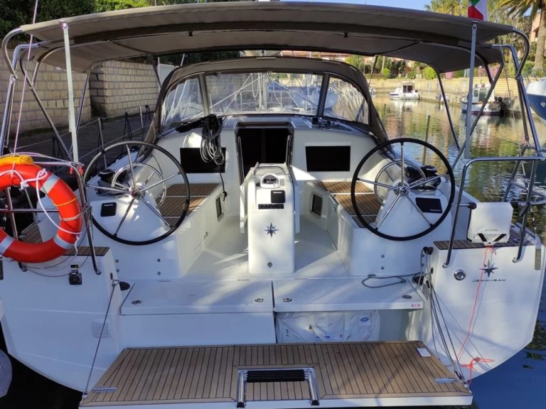 Pronajmout si Jeanneau Sun Odyssey 410 v Furnari