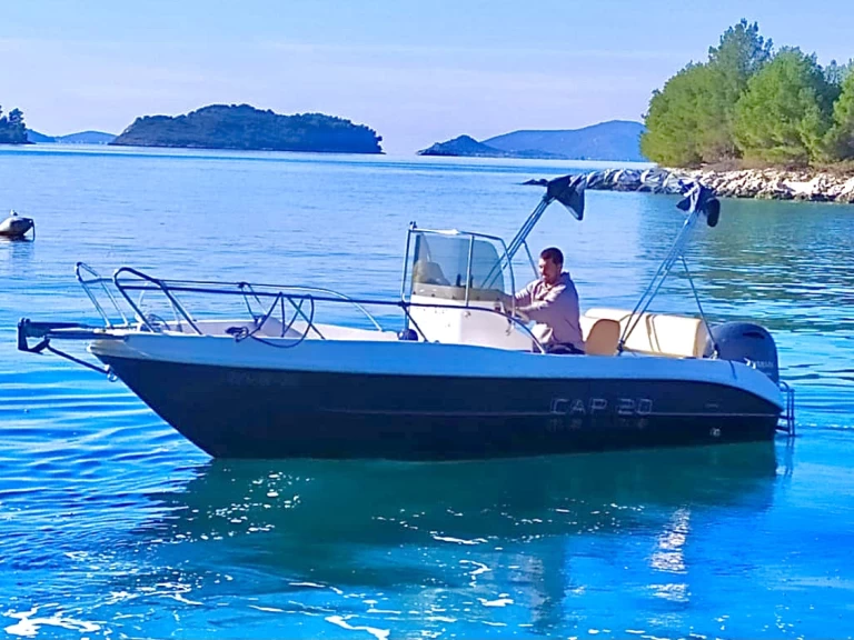 Capelli Cap 20 jednotlivci a charterové společnosti v Trogir