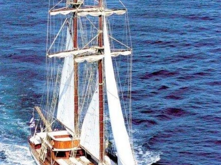  Custom Motor Sailer 124' jednotlivci a charterové společnosti v Alimos