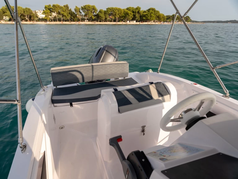 Pronájem Motorová loď  s licencí