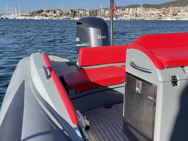 Pronájem Motorová loď Lomac s licencí