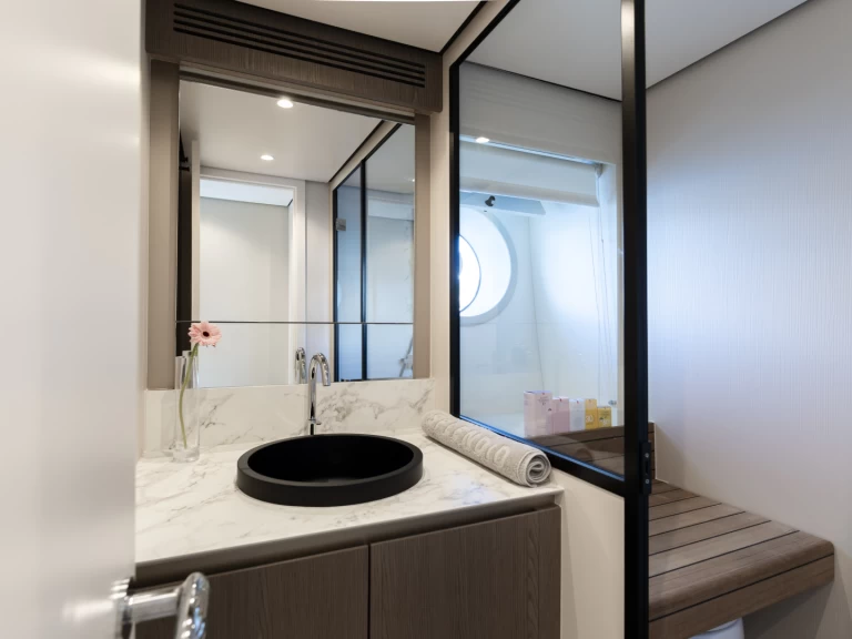 Pronájem Motorová loď Azimut s licencí