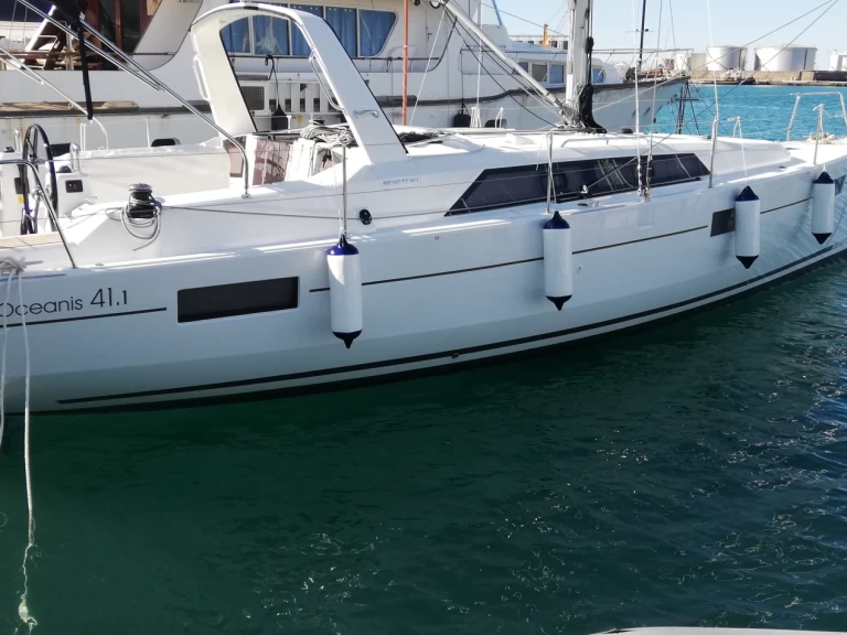 Bénéteau Oceanis 41.1 jednotlivci a charterové společnosti v Vibo Marina