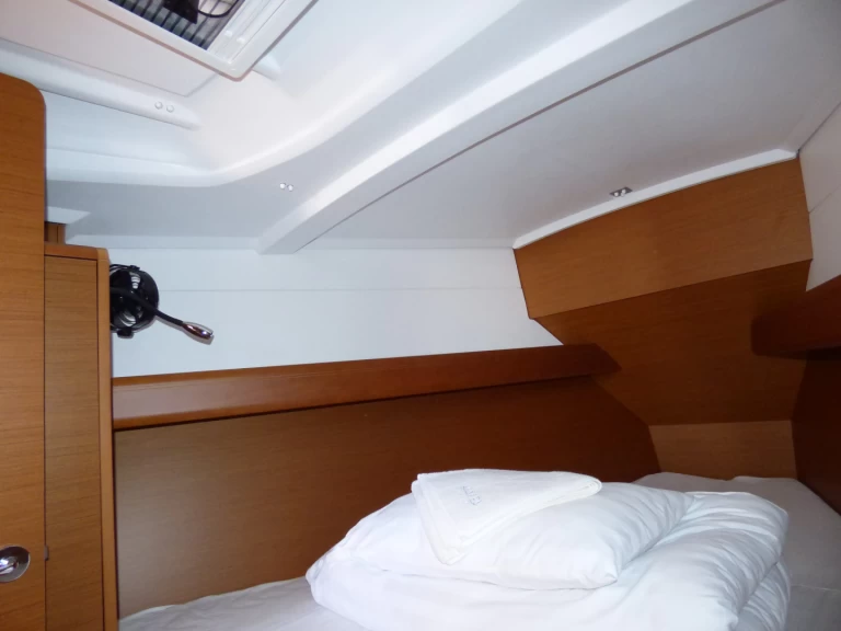 Pronajmout si Jeanneau Sun Odyssey 389 v Kaštel Gomilica