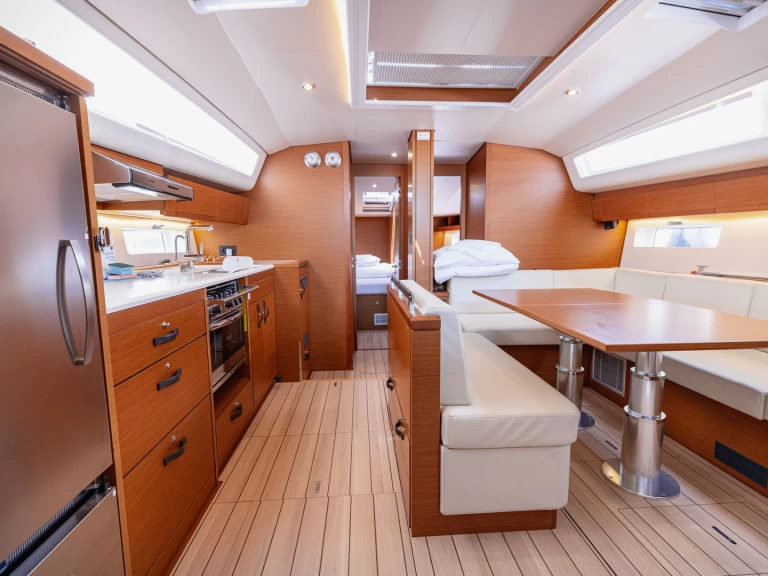 Pronajmout Plachetnice se skipperem či ne Jeanneau v Kaštel Gomilica