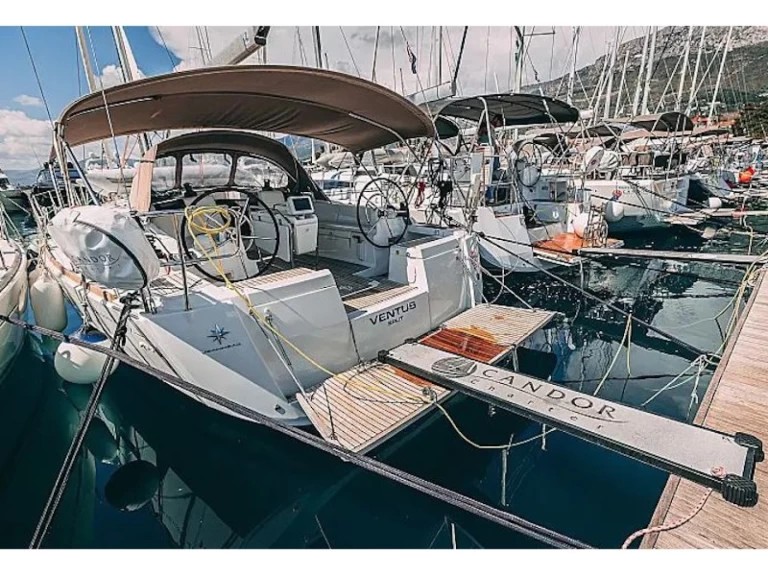 Pronájem Plachetnice Jeanneau s licencí