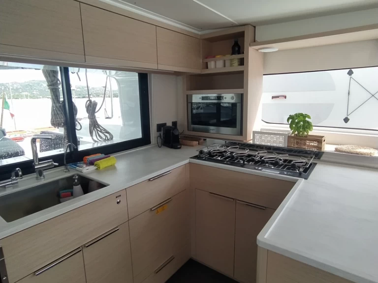 Pronájem jachty v Porto Pollo -Lagoon Lagoon 46 na Samboatu