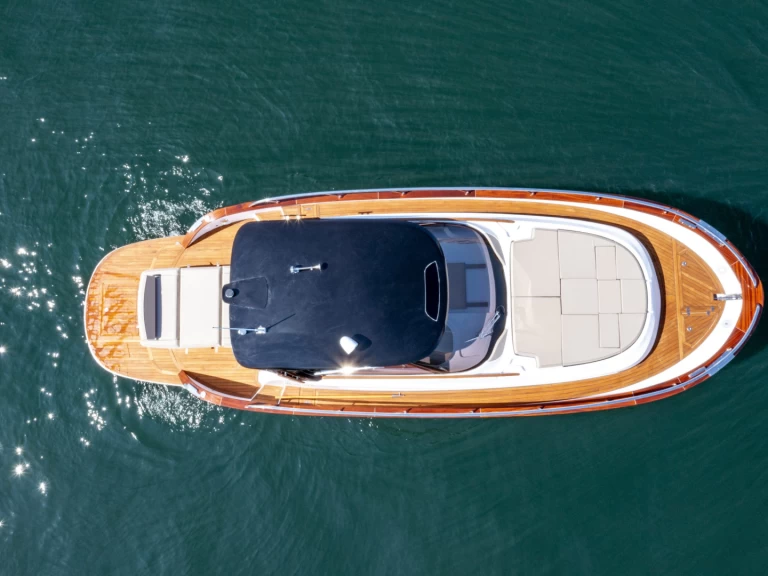 Pronajmout Motorová loď se skipperem či ne  v Novi Vinodolski