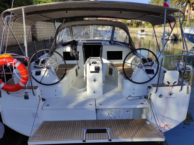 Jeanneau Sun Odyssey 410 jednotlivci a charterové společnosti v Furnari