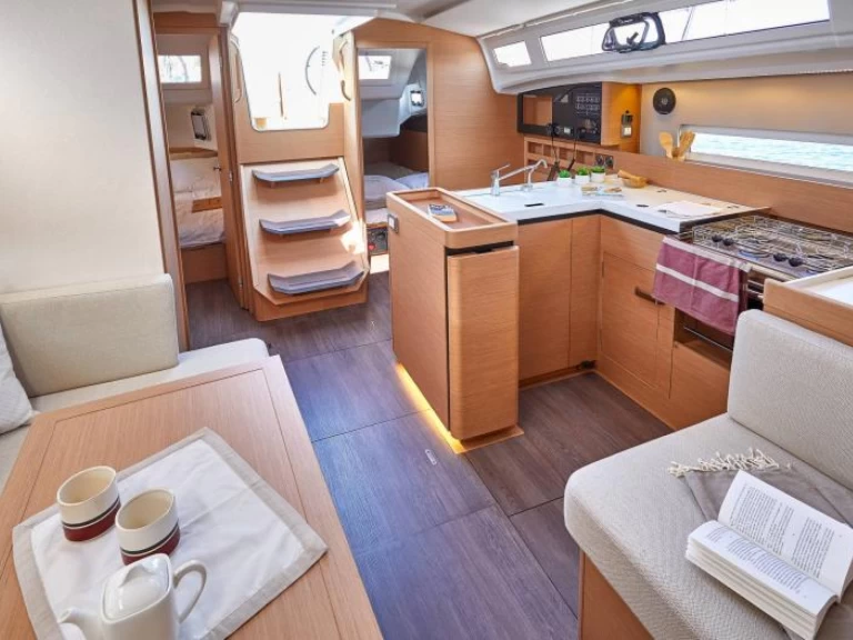 Pronajmout si Jeanneau Sun Odyssey 410 v Furnari