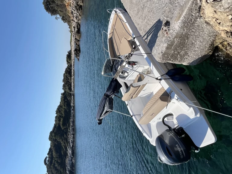 Pronajmout Motorová loď se skipperem či ne Barqa v Rovinj