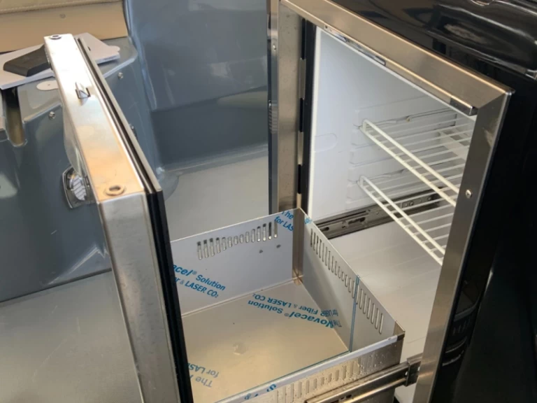 Polotuhá loď k pronájmu v Ajaccio za nejlepší cenu