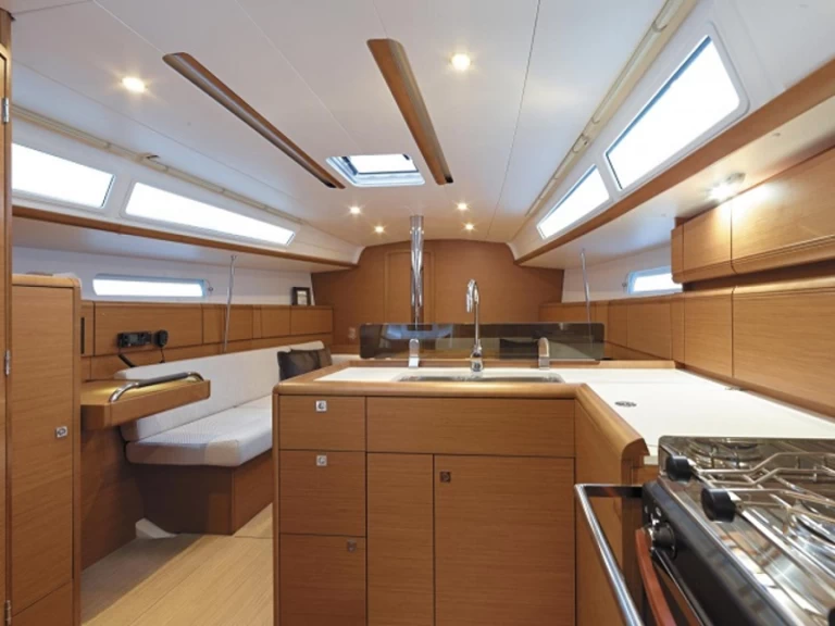 Jeanneau Sun Odyssey 389 jednotlivci a charterové společnosti v Lefkáda