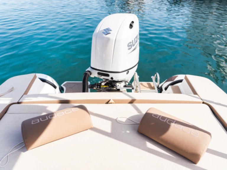 Motorová loď k pronájmu v Torre Canne za nejlepší cenu