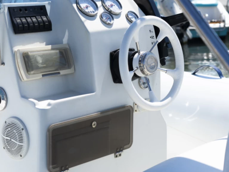 Pronájem lodi  Motorboat 6 v Torre Canne na Samboatu