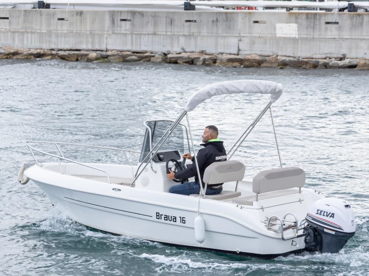 Mingolla Brava 16 jednotlivci a charterové společnosti v Badalona