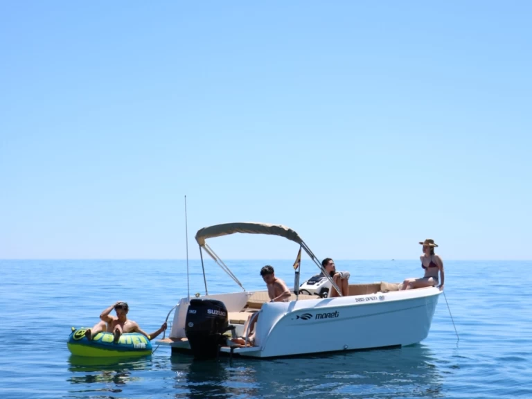 Darekco Mareti 585 jednotlivci a charterové společnosti v Mataró