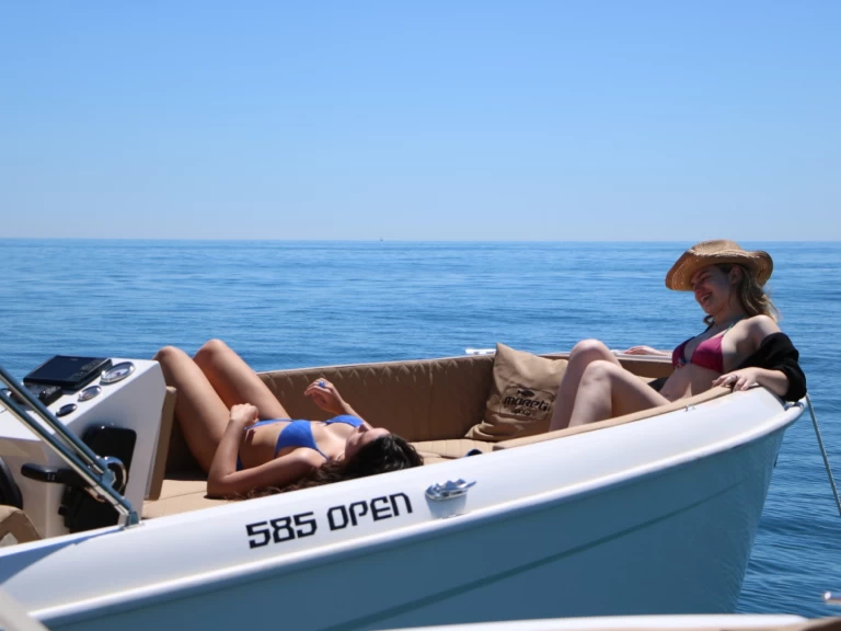 Pronájem Motorová loď Darekco Mareti s licencí