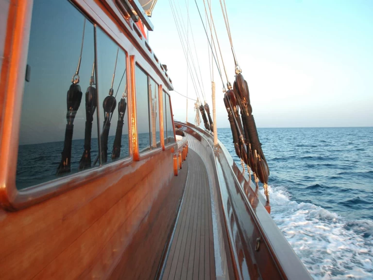 Pronájem lodi Alimos lákavé ceny Custom Motor Sailer 124'