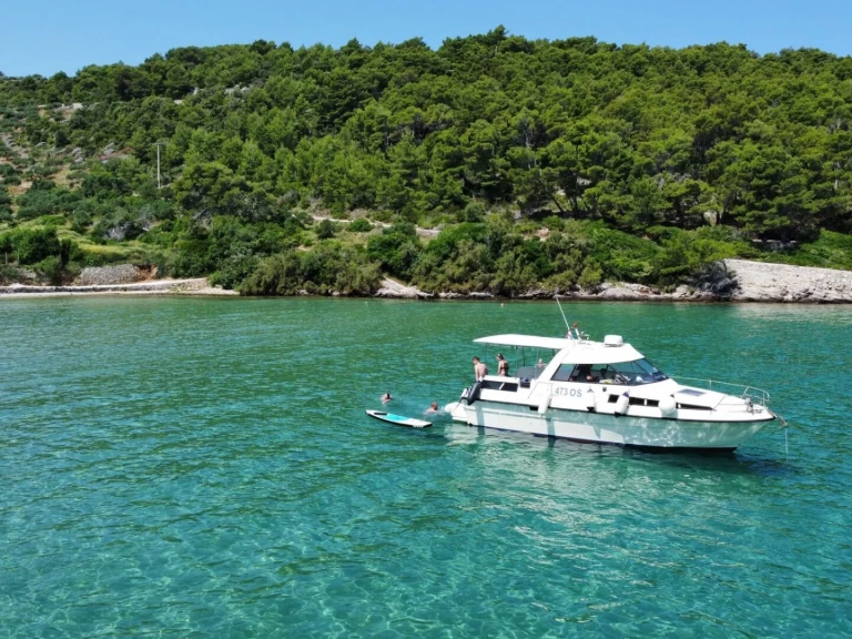 Motorová loď k pronájmu v Sumpetar za nejlepší cenu