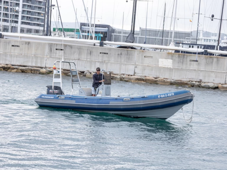 Polotuhá loď k pronájmu v Badalona za nejlepší cenu