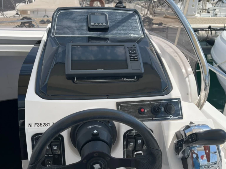 Pronájem Motorová loď Ranieri s licencí