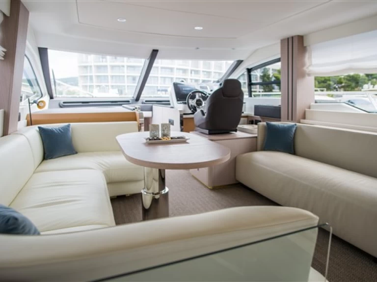 Pronájem Motorová loď Azimut s licencí