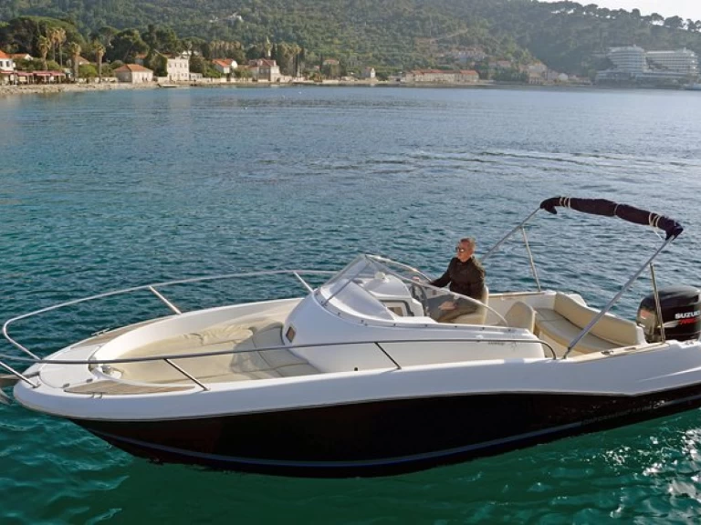 Jeanneau Cap Camarat 755 WA jednotlivci a charterové společnosti v Port La Napoule