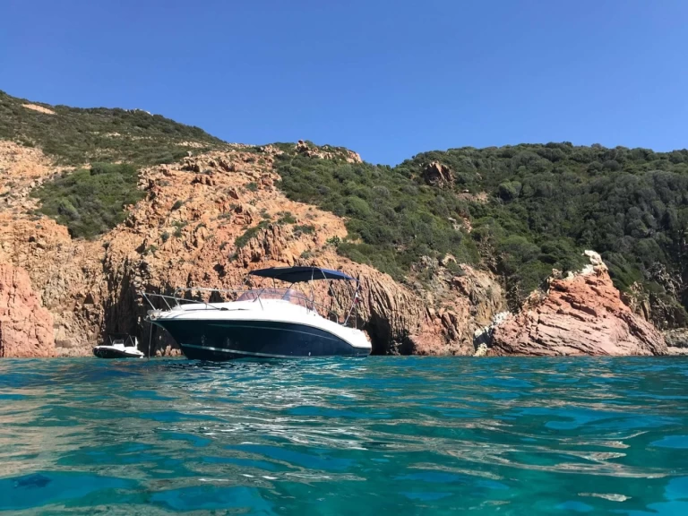 Pronájem Motorová loď Jeanneau s licencí