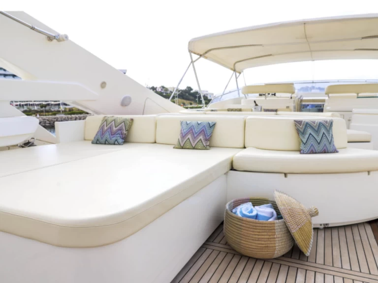 Ferretti 112 jednotlivci a charterové společnosti v Ibiza Town