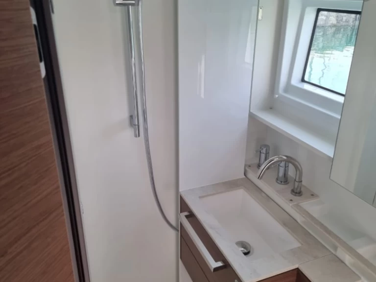 Pronajmout Katamarán se skipperem či ne Lagoon v Lefkáda