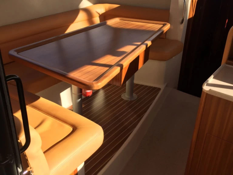 Sas Vektor ADRIANA 44 jednotlivci a charterové společnosti v Zadar