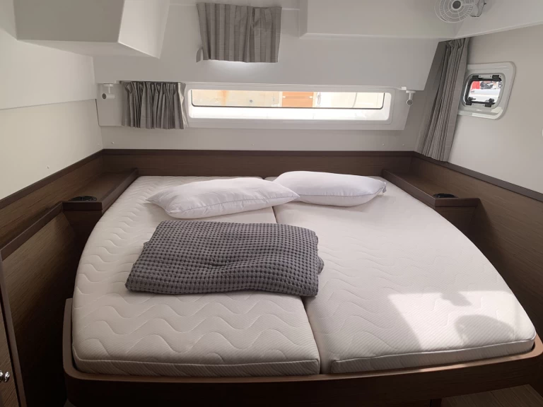 Lagoon Lagoon 42 jednotlivci a charterové společnosti v Lavrio