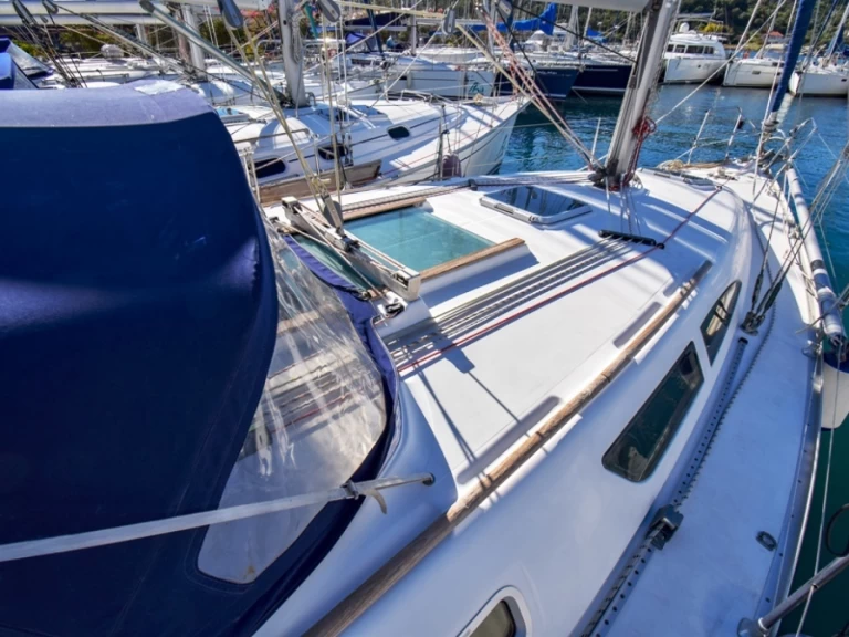 Pronajmout si Jeanneau Sun Odyssey 37 v Marmaris