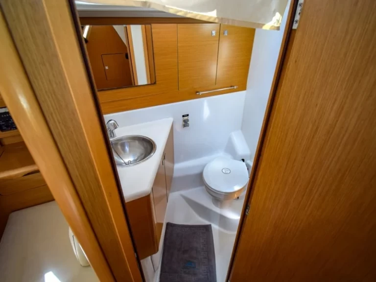 Pronájem Plachetnice Jeanneau s licencí