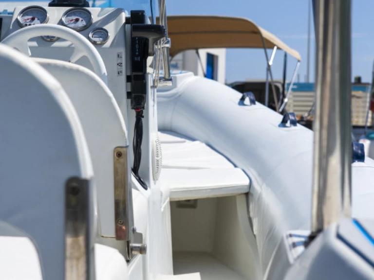 Pronájem Motorová loď  s licencí