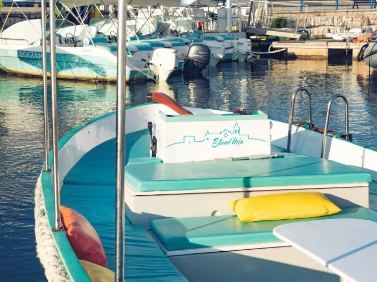  Motorboat 7.50 jednotlivci a charterové společnosti v Torre Canne