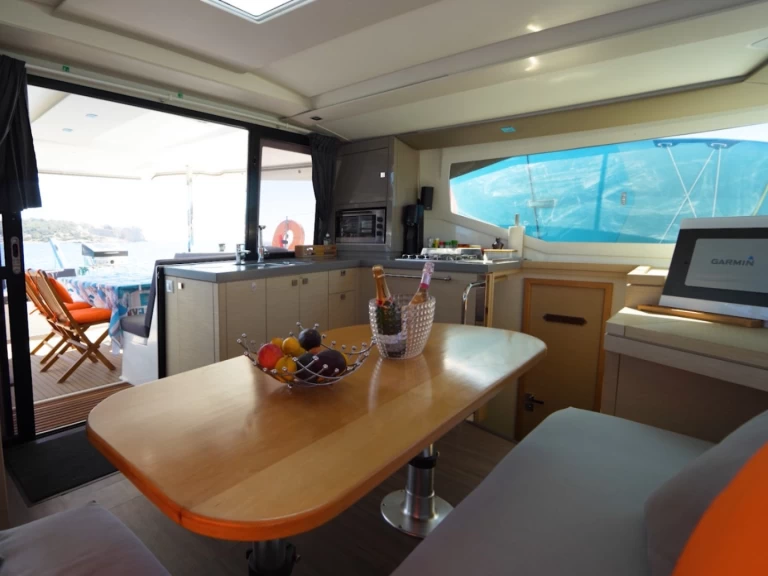 Pronajmout si Fountaine Pajot Lucia 40 v Rhodos